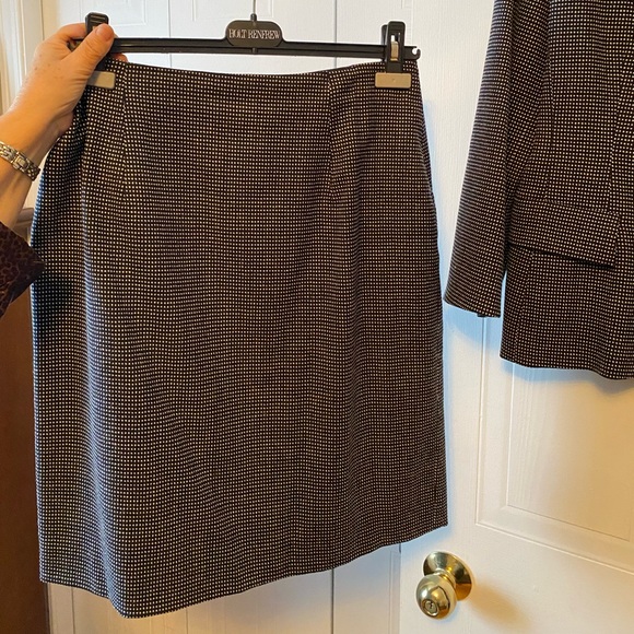 Holt Renfrew Collection Navy and cream suit size 12 P - Picture 2 of 3